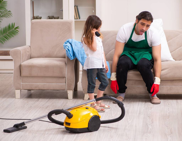 Jeune entrepreneur nettoyer la maison avec sa petite fille - Photo, image