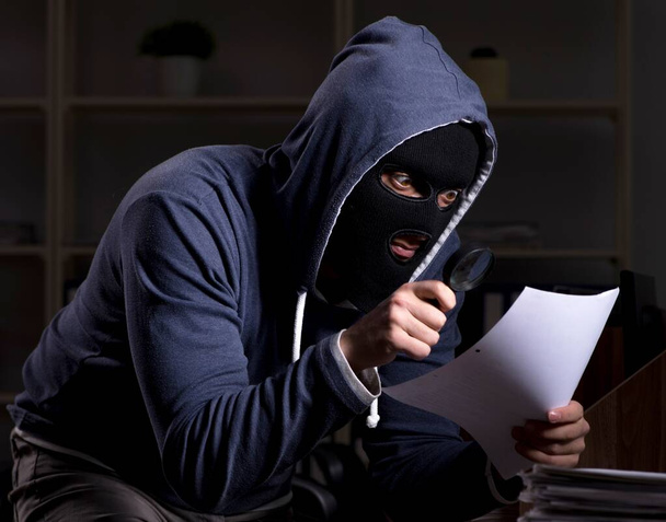 Muž zloděj v balaklavě v noci v kanceláři - Fotografie, Obrázek