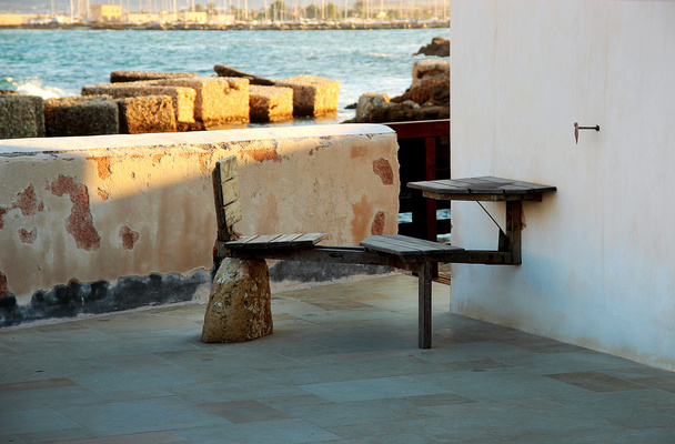 Marzamemi で海の家のテーブルが付いている特別な椅子 - 写真・画像