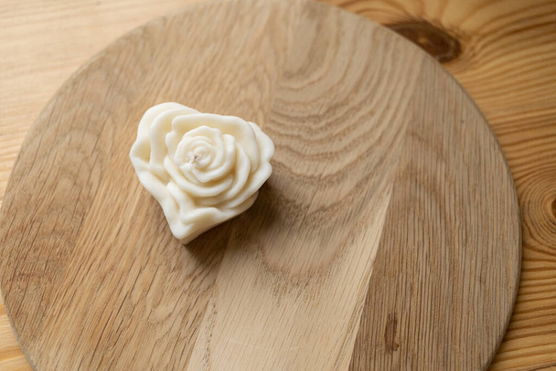 Svíčka s bílým voskem ve formě květiny - Fotografie, Obrázek