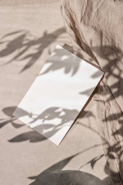 Prázdné papírové karty maketa s kopírovacím prostorem na neutrálním béžovém plátně pozadí s estetickým květinovým slunečním stínem, udržitelná obchodní značka šablona, svatební pozvánka design - Fotografie, Obrázek