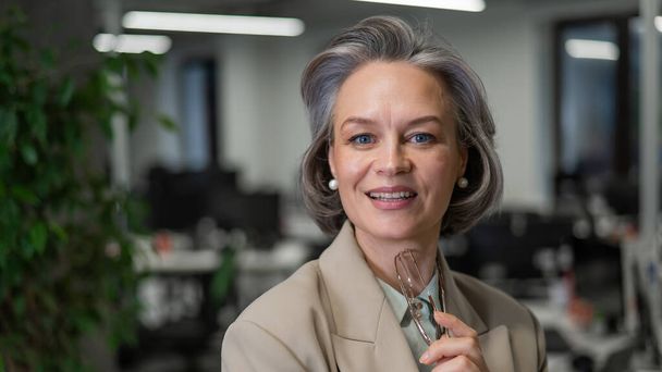 Portrait of an attractive mature caucasian woman in the office - Foto, afbeelding