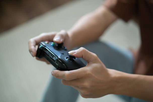 Junge asiatische Mann Gamer Controller Videokonsole spielen Halten Hobby spielerisch Online Videospiel Genuss eSport Cyber Games Internet - Foto, Bild
