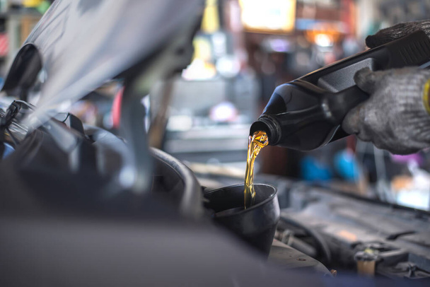 doplňování pohonných hmot do vozidla a přidávání vysoce kvalitního oleje do převodovky a motoru.. - Fotografie, Obrázek