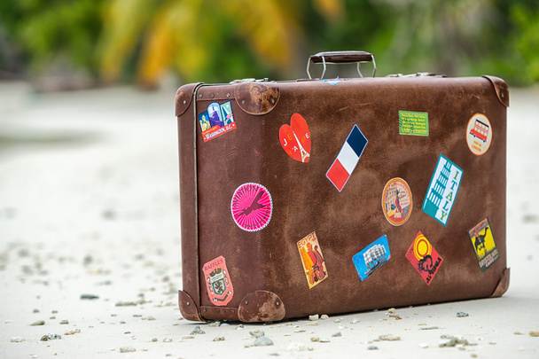 Travel vintage suitcase is alone on a beach - Zdjęcie, obraz