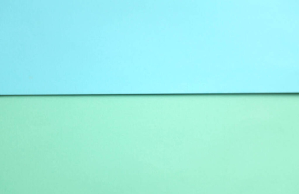 két tónusú zöld pasztell és kék pasztell papír szín a háttérben. Két színes papír, fedővel a padlón, és a kép fele kettéhasítva. background.top nézet hely szöveges - Fotó, kép