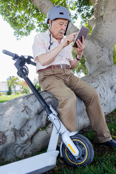 mies pyörätuolissa hänen tabletti pc - Valokuva, kuva