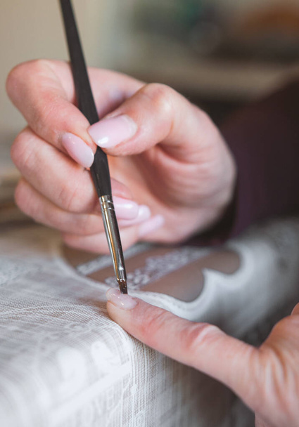 gros plan de femme peignant des ongles avec du vernis - Photo, image