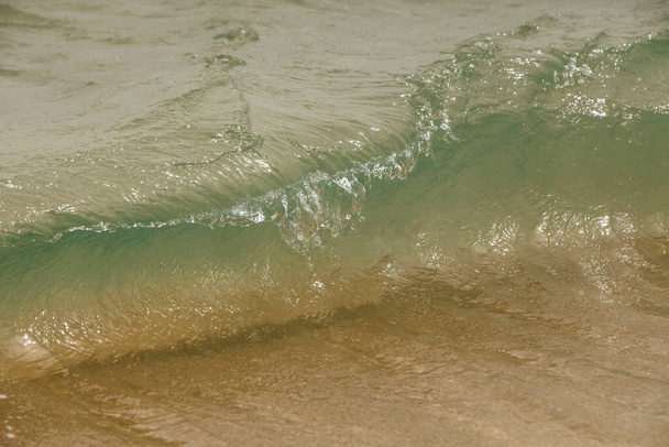 playa de mar, olas y arena en un día soleado  - Foto, Imagen