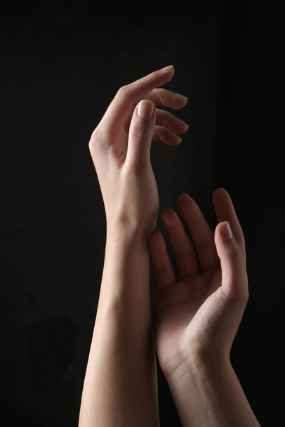 ženské ruce na černém pozadí  - Fotografie, Obrázek