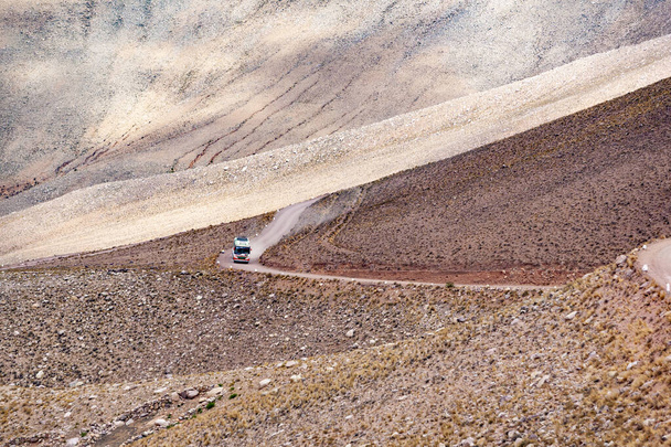Ландшафт між небом і горами в полум "ї (Аргентина).) - Фото, зображення