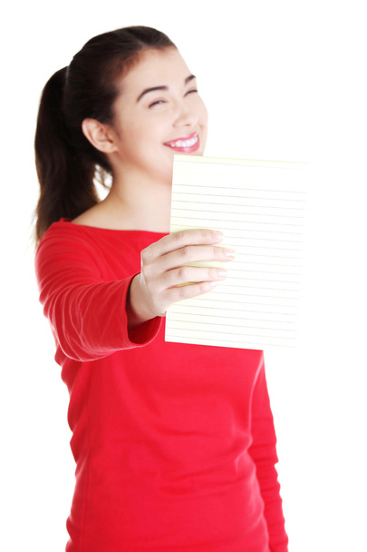 Woman holding a note - 写真・画像