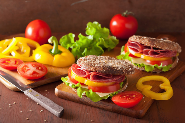 здоровый сэндвич с салями с томатным перцем и салатом
 - Фото, изображение