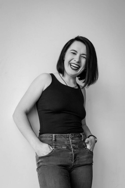 Meisje met kort kapsel lachen, zwart-wit foto - Foto, afbeelding