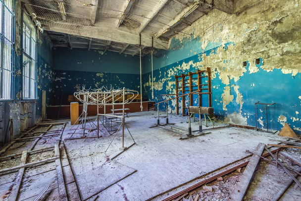 ウクライナのチェルノブイリ除外地帯の放棄された軍事基地の高校の体育館 - 写真・画像