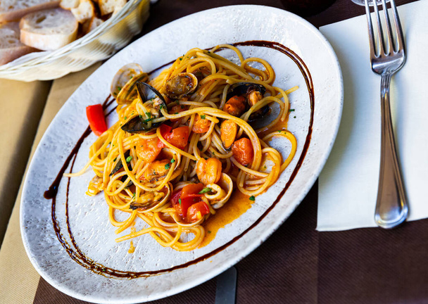 Image of delicious spaghetti of shrimps, mussels and vegetables at plate - Fotografie, Obrázek