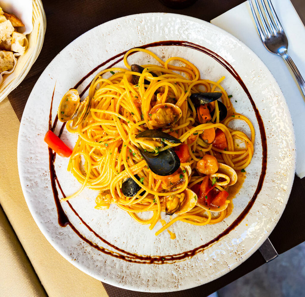 Plate of pasta with seafood - traditional Italian dish - Foto, imagen