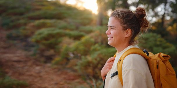 Reisen und aktiver Lebensstil. Glücklich lächelnde Frau beim Bergwandern, Fethie, Türkei. Junge Wanderinnen lächeln, Sport und Trekking im Herbst oder Frühling. - Foto, Bild