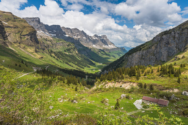 Гірська панорама на вулиці Клаусенпас, вид на Урнербоден, Спірінген, Кантон-Урі, Швейцарія. - Фото, зображення