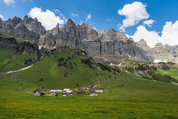 Alpejskie chaty i stodoły na Urnerboden, największej alpie w Szwajcarii u podnóża Alp Glarskich w pobliżu Klausenpass, Spiringen, Canton Uri, Szwajcaria - Zdjęcie, obraz