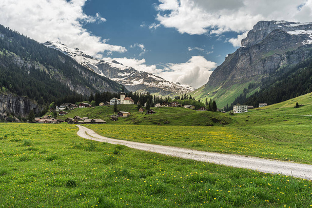 スイス、カントン・ウリ州スピリンゲンのクラウセンパス近くのスイスアルプスのアーナーボーデン村 - 写真・画像