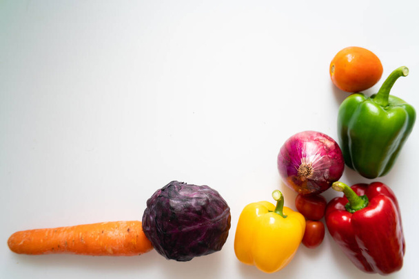 Comida colorida de vegetais e frutas saudáveis em fundo branco. Alimentos vegetarianos veganos saudáveis - Foto, Imagem