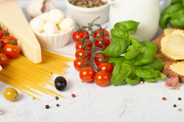 Італійська домашня паста з яйцями або фарширована шпинатом. італійська їжа для ремесел - Фото, зображення