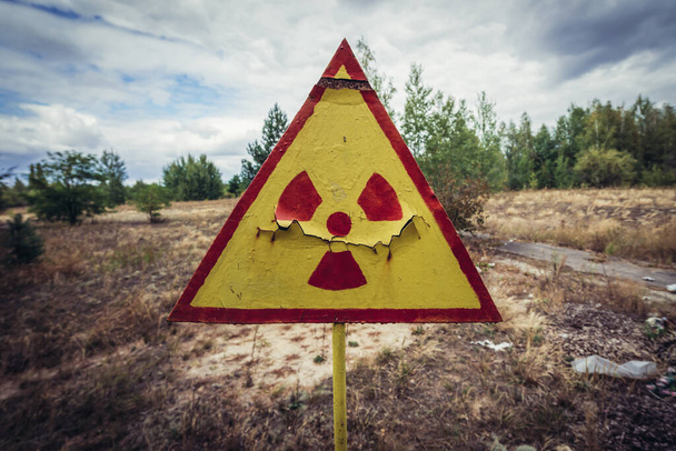 Säteilyn varoitusmerkki hautausmaalla Pripyat hylätty kaupunki, Tsernobylin poissulkeminen Zone, Ukraina - Valokuva, kuva