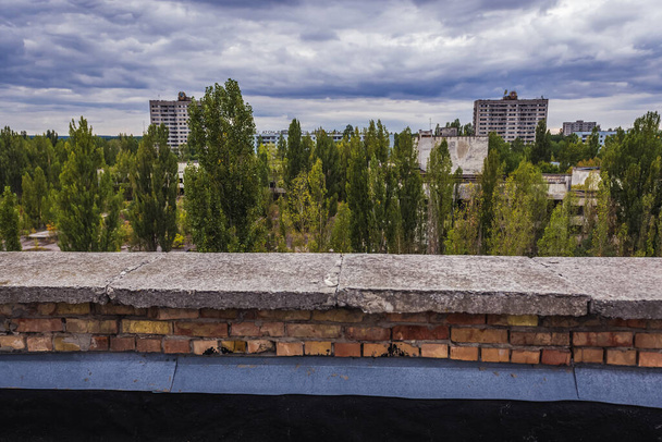 Αεροφωτογραφία από τη στέγη του ξενοδοχείου Polissya στην εγκαταλελειμμένη πόλη Pripyat στη ζώνη αποκλεισμού του Τσερνομπίλ, Ουκρανία - Φωτογραφία, εικόνα