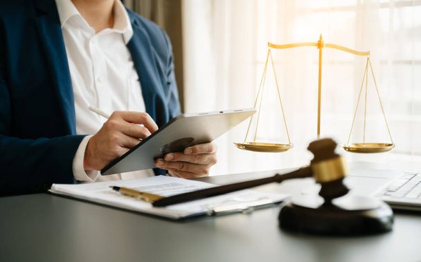 justitie en recht concept.Man rechter in een rechtszaal met tablet pc in modern kantoor. - Foto, afbeelding