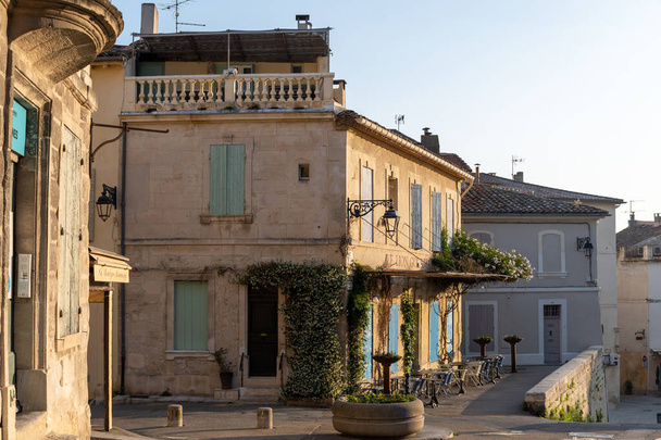 Pohled na staré úzké ulice a domy ve starověkém francouzském městě Arles, turistické destinace s římskými ruinami, Bouches-du-Rhone, Francie - Fotografie, Obrázek