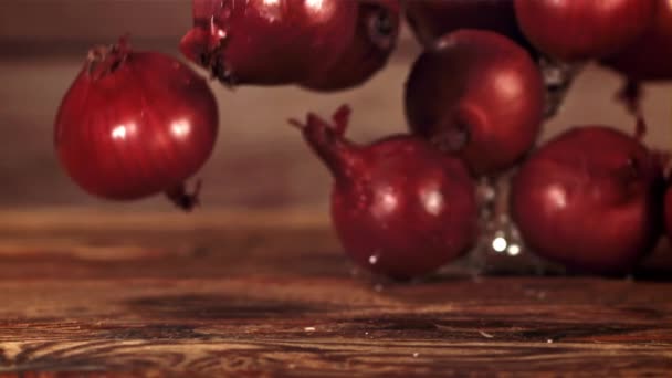 Onion falls on the table. Filmed is slow motion 1000 fps. High quality FullHD footage - Πλάνα, βίντεο