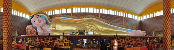 Buda retrocediendo en el templo en Penang, Malasia
 - Foto, Imagen