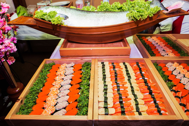 Myös sushia, japanilaista ruokaa.
. - Valokuva, kuva