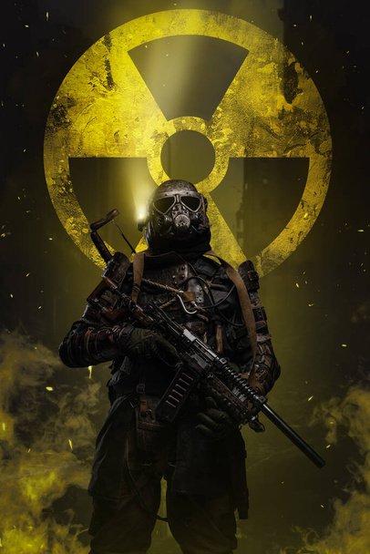 Ο μετα-αποκαλυπτικός στρατιώτης στέκεται ενάντια στο κίτρινο σήμα πυρηνικής προστασίας, κρατώντας ένα εννοιολογικό τουφέκι και φορώντας μοναδική αντι-πυρηνική πανοπλία σχεδιασμένη να προστατεύει από τους κινδύνους μιας πυρηνικής ερημιάς. - Φωτογραφία, εικόνα