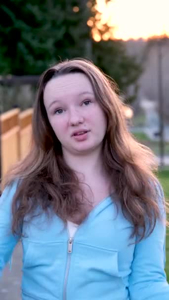 Mädchen zeigt mit Handstopp unzufrieden stoppt ein unerwünschtes Phänomen Teenager Aggression Entscheidungen Einhaltung der eigenen Grenzen - Filmmaterial, Video