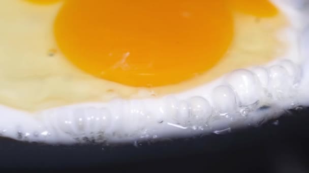 Rührei, Omelett in einer heißen Pfanne mit erhitztem Öl. Ein schnelles gesundes Frühstück. Gesunde Ernährung. Vertikales Video - Filmmaterial, Video