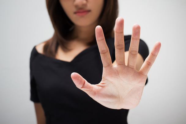 Νεαρή γυναίκα δείχνει την άρνησή της με ΟΧΙ στο χέρι της - Φωτογραφία, εικόνα