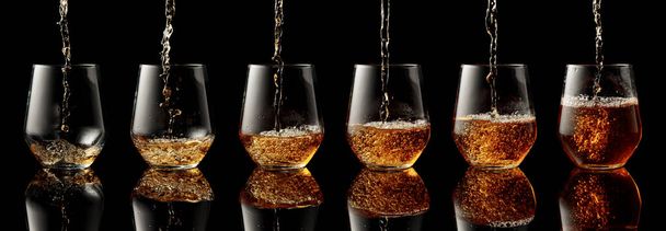 Nalít whisky do sklenice na černém reflexním pozadí. - Fotografie, Obrázek