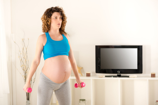 Schwangere machen Atemübungen - Foto, Bild