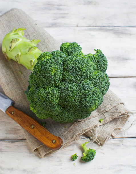 Keten peçeteye taze yeşil brokoli - Fotoğraf, Görsel