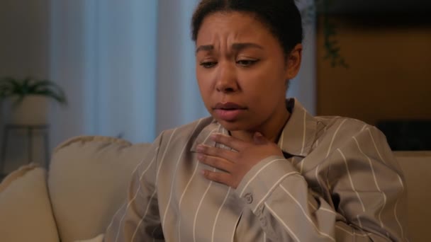Przestraszona Afroamerykanka samotna w nocy w domu niespokojny kobieta dziewczyna zszokowany zdezorientowany pani czuć atak paniki choroby serca psychologiczne zdrowie oddychanie problem astma cierpieć stres strach - Materiał filmowy, wideo