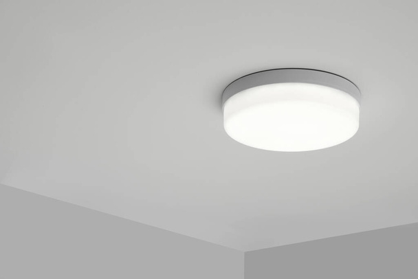 White modern lighting on ceiling in room - Foto, afbeelding