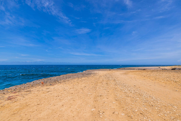 Όμορφη θέα της βραχώδους ακτής της ερήμου του Εθνικού Πάρκου Arikok στην Καραϊβική Θάλασσα. Αρούμπα. - Φωτογραφία, εικόνα