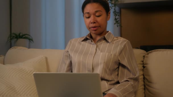 Κουρασμένος εξαντληθεί African American επιχειρηματίας νύχτα εργασίας φορητό υπολογιστή από το σπίτι καταπονημένη γυναίκα αποκοιμιούνται στον καναπέ άρρωστος κουρασμένος ύπνου θηλυκό flopped κάτω στον καναπέ χρόνιας κόπωσης έλλειψη ενέργειας χαλάρωσης - Πλάνα, βίντεο