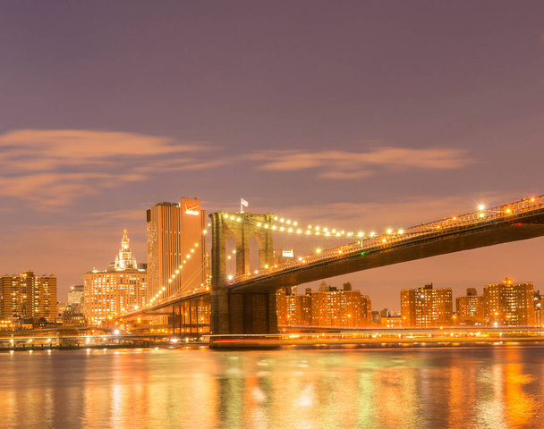 Ночной вид на Манхэттен и Бруклинский мост - Фото, изображение