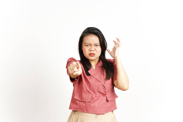 Pointant sur vous avec un geste de colère de belle femme asiatique isolée sur fond blanc - Photo, image