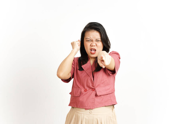 Apontando para você com raiva gestos de bela mulher asiática isolado no fundo branco - Foto, Imagem