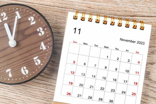 November 2023 Monthly desk calendar for 2023 year with clock. - Foto, Bild