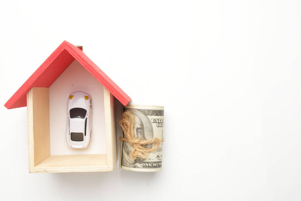 Ev minyatürünün düz resmi, diyorama araba görüşlü sahte para telif alanı beyaz arka planı. - Fotoğraf, Görsel